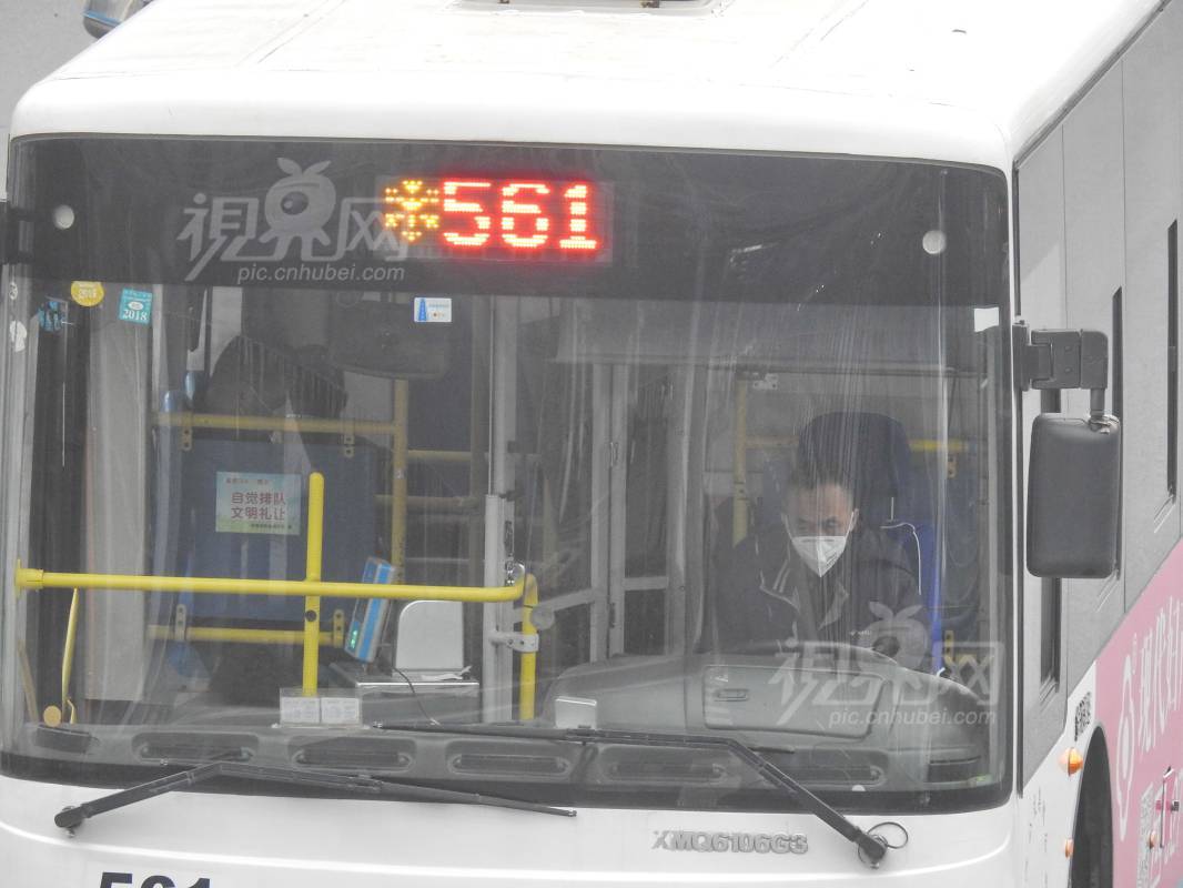 657819