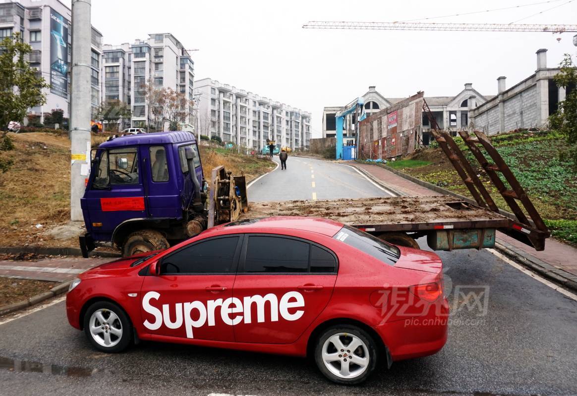 657997
