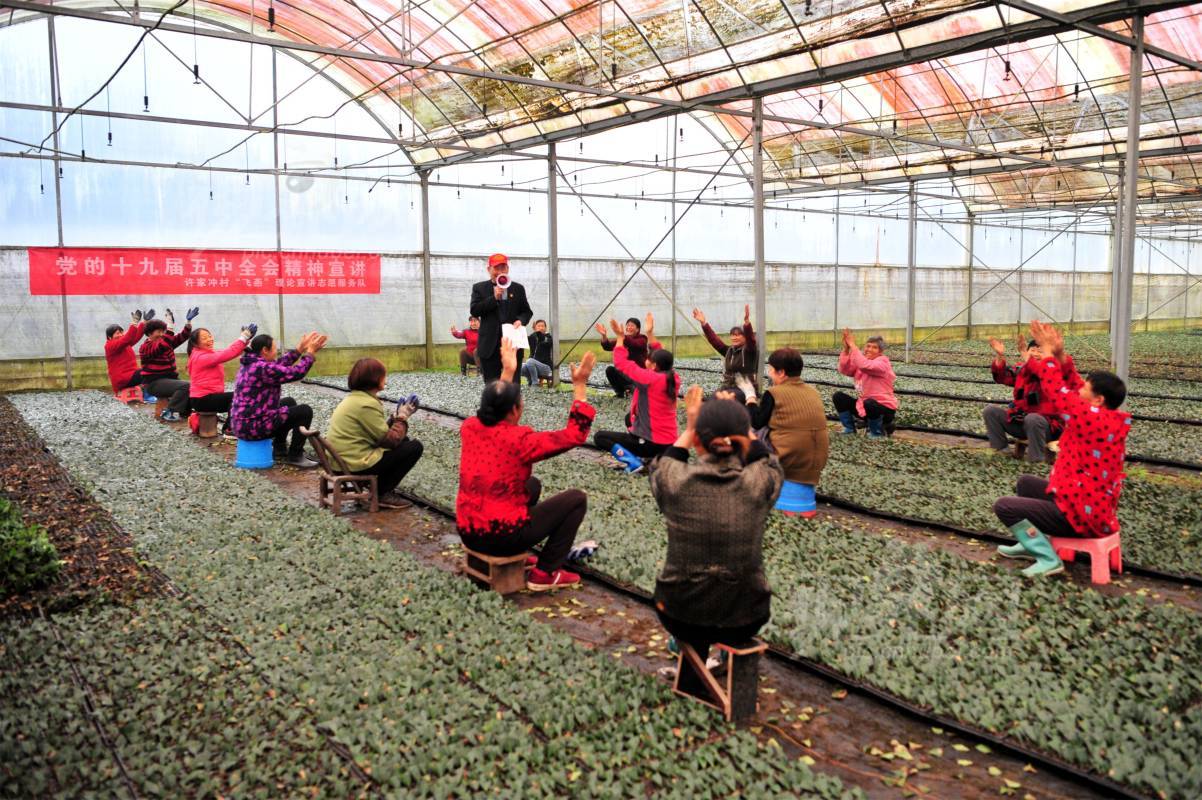 697308