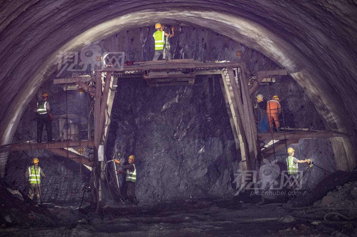 739349