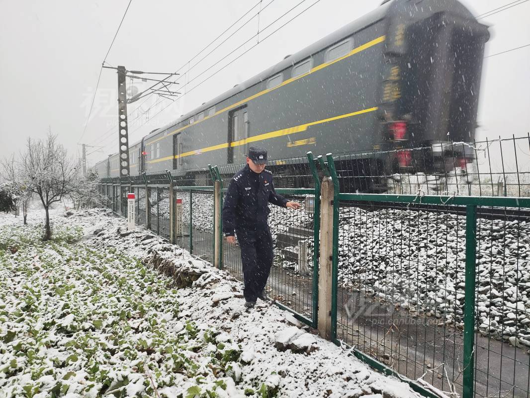 761697