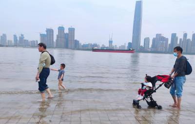 武汉: 长江江水漫上汉口江滩一级亲水平台