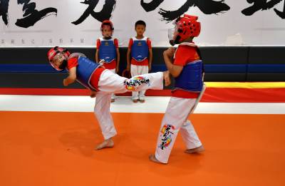 2022年7月31日，湖北省宜昌市秭归县一家跆拳道培训机构教练在教学生练习跆拳道。