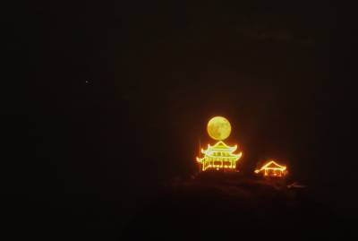 湖北宜都 ：木星合月天象与宜都梁山合影成照