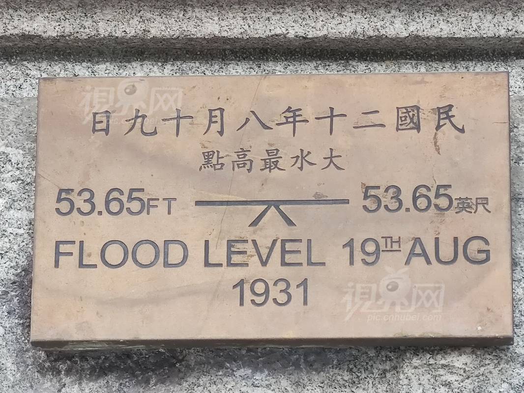 804377