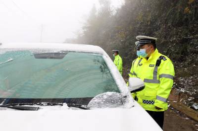 巴东：警力上路值守，应对强降雪天气