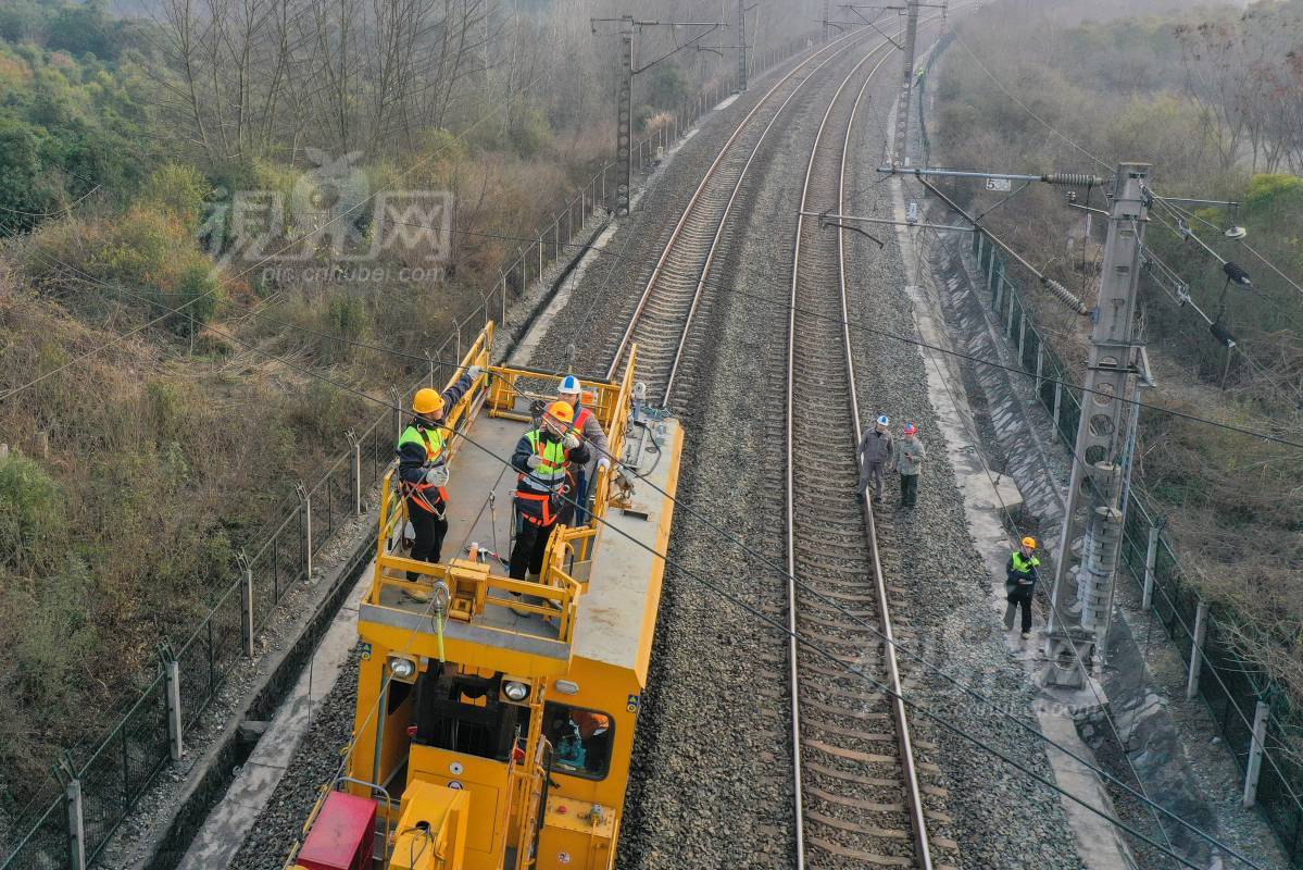 810399