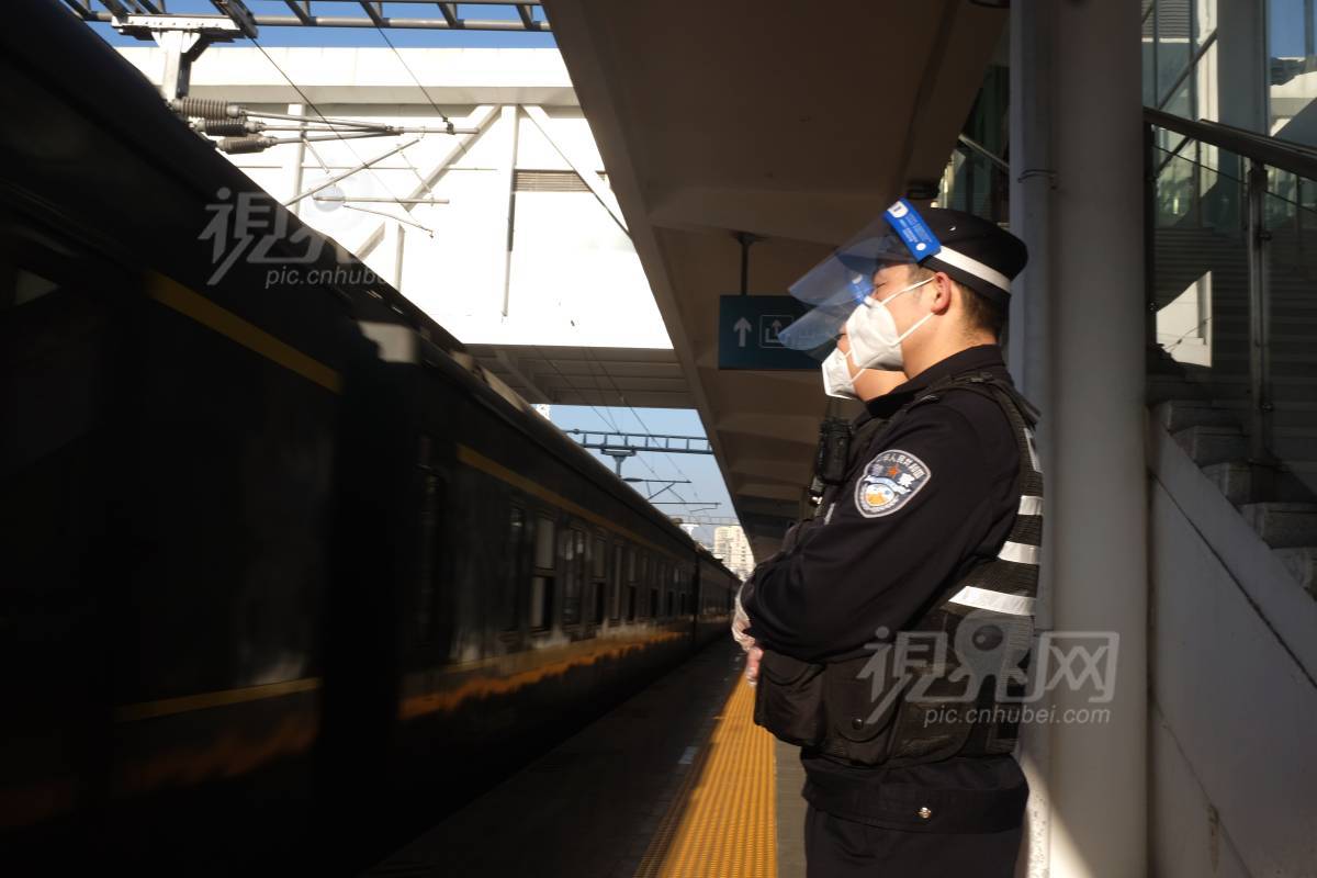 810599