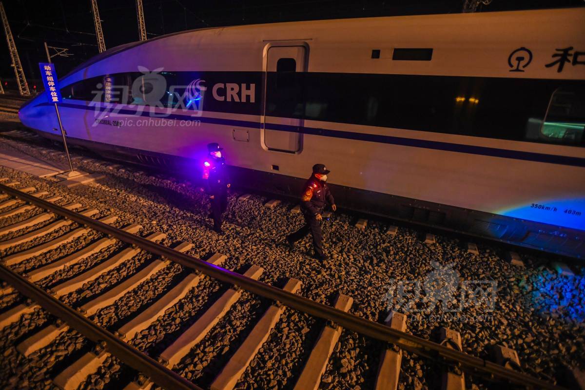 813225