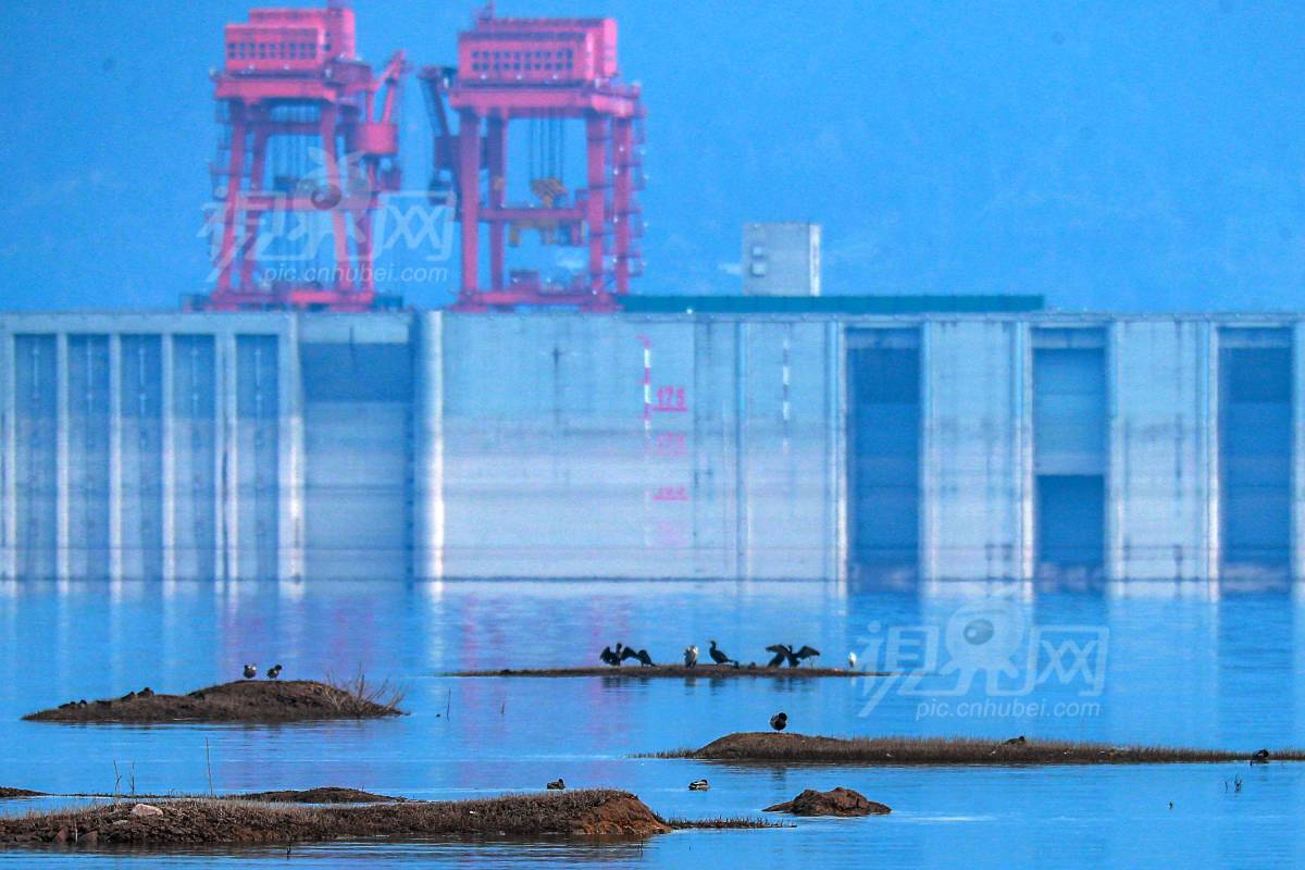 818735