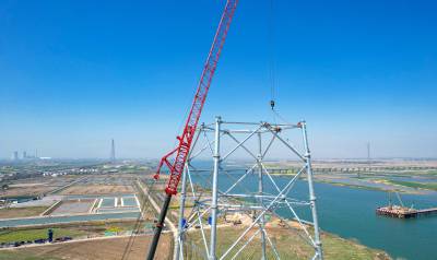 宜城：吊装铁塔保输电