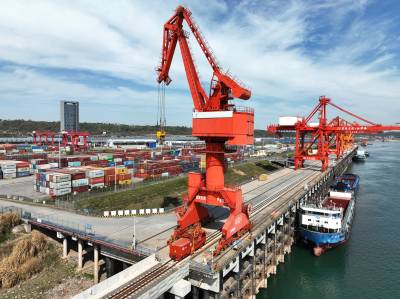 宜昌：港口货物进出运量增加