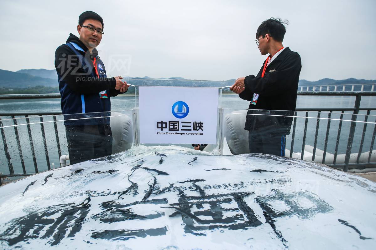 824776