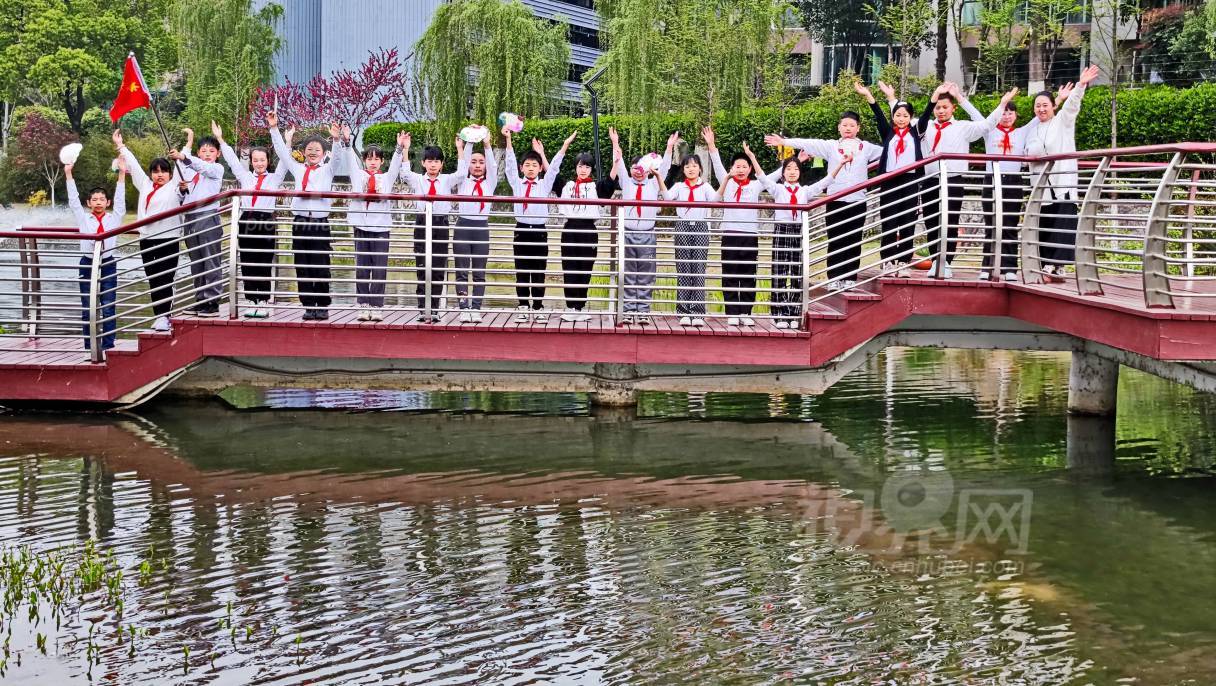 825573