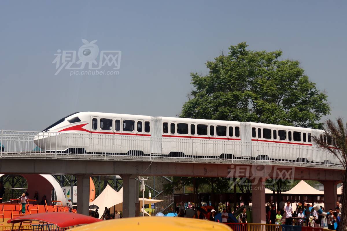 830370