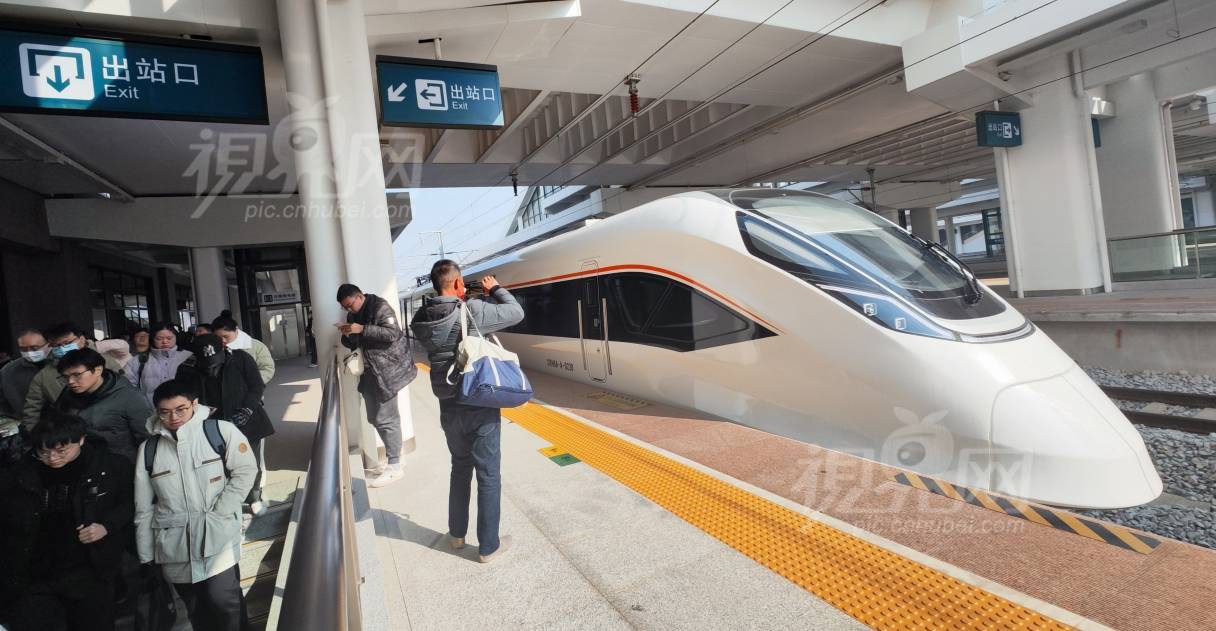 864598