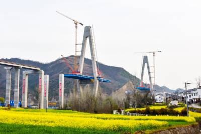 十巫高速公路汉江特大桥开装钢索