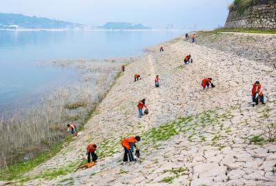 秭归：清理库岸垃圾迎接世界地球日【APP已采】