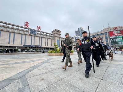 襄阳铁警护航“五一”假期旅客平安出行 