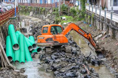 竹溪:“五一”假期机声隆隆 改造河道排污设施施工忙