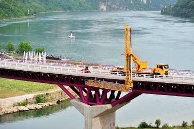 宜昌：江畔大桥接受“健康体检”