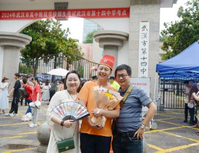 2024年武汉中考结束，家长手捧鲜花迎接考生