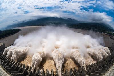 三峡枢纽9孔泄洪迎战长江第2号洪水