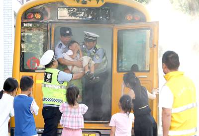 湖北钟祥：警民联合校车“逃生演练”