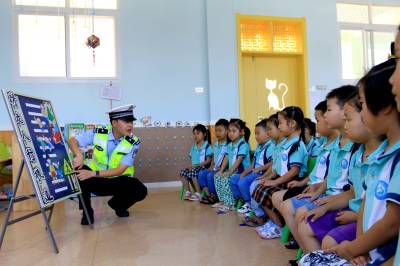 巴东：交警幼儿园带着萌娃学安全