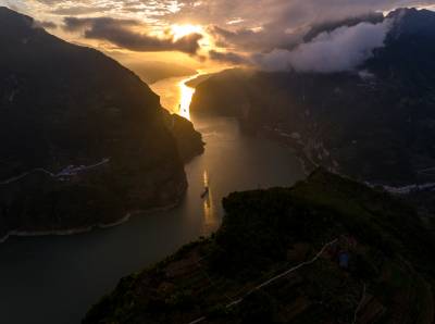 湖北秭归:三峡日出美如画