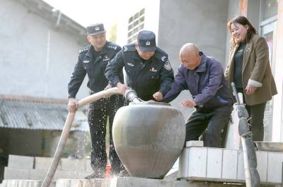 湖北荆门：送水到户润民心