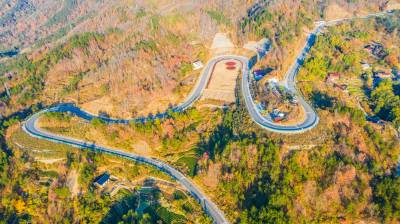 湖北黄冈：航拍山区致富路