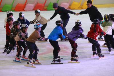 免费滑冰点燃孩子冰雪梦想   （APP已采）