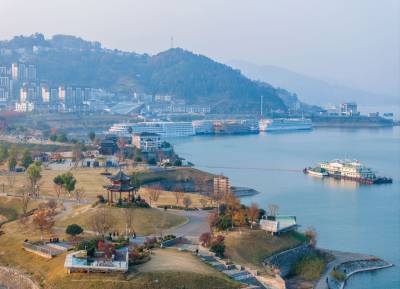 缤纷三峡景如画