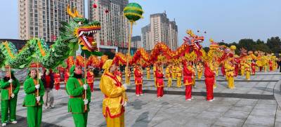 龙舞狮欢庆新年