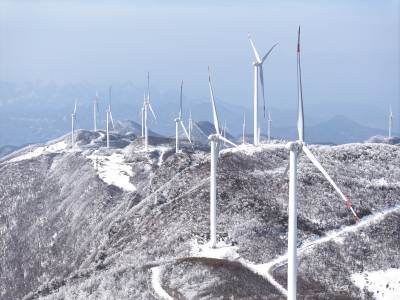 高山风力发电 助力低碳减排（APP已采）