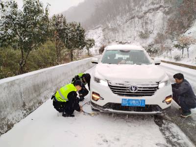 雨雪寒潮天气来袭，保康公安全警上路巡查管控保畅安！