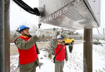    踏雪抢修守护大别山山村灯火