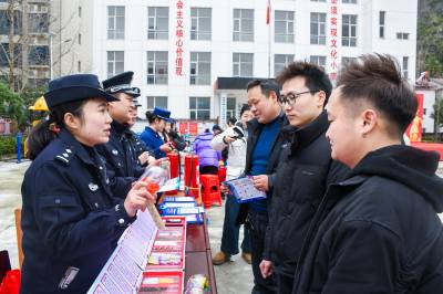 保康：“学雷锋”进乡村，禁毒反诈齐上阵！