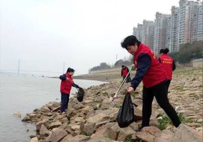 中石化鄂州石油: 弘扬雷锋精神 共护长江水