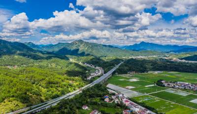 湖北黄冈：高速串起一路好风光