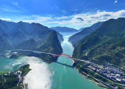 一江碧水 两岸青山