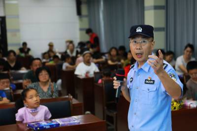 湖北秭归：民警开讲爱心托管第一课（客户端采稿）