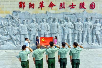 重温入党誓词 纪念抗战胜利80周年