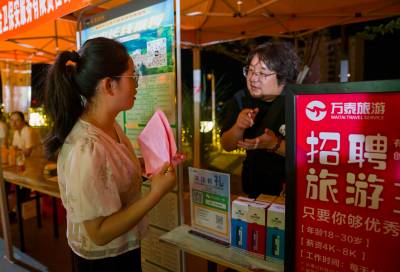 湖北秭归：“招聘夜市”促就业（客户端采稿）
