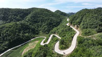 房县：村村通路 产业富民
