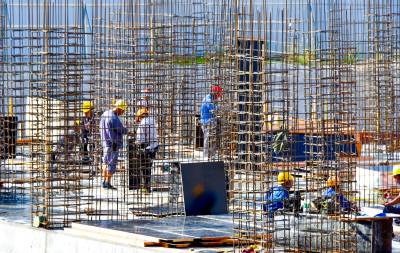 战高温建滑坡体避险搬迁建小区