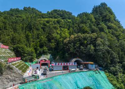 湖北在建最长公路隧道累计掘进五千米（客户端采稿）