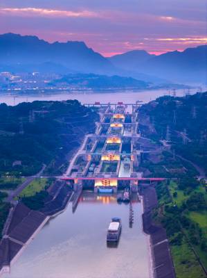三峡船闸航运忙