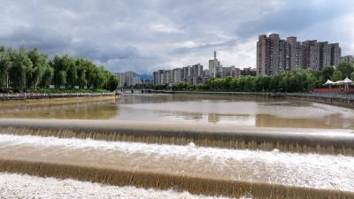  房县：洪水过县城 大堤护安澜